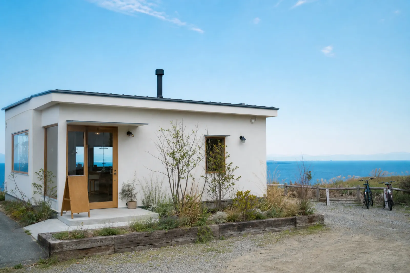 白い外壁のCafe BLUE OCEANの外観